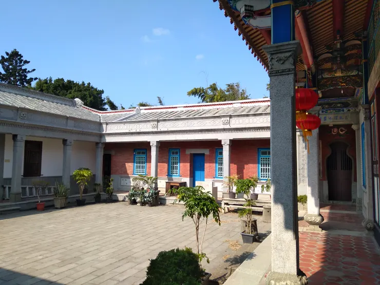 台中清水黃家瀞園。從拍攝者的視角看過去，可以見到這棟百年古蹟的構成有：清式三合院的規制、日式的格柵窗、歐式柱和立面、還有所謂中部藍，這些豐富的內涵其實就已經足以說明台灣文化已經脫離傳統的中華文化，開始有自成一格的居住空間了。（照片版權皆屬作者本人所有，請勿轉載盜用）