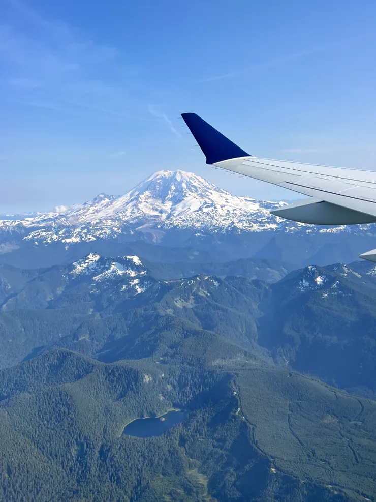 抵達西雅圖時,經過的雷尼爾山 (Mt. Rainier),不禁懷念起一年前與好友們來過的回憶。