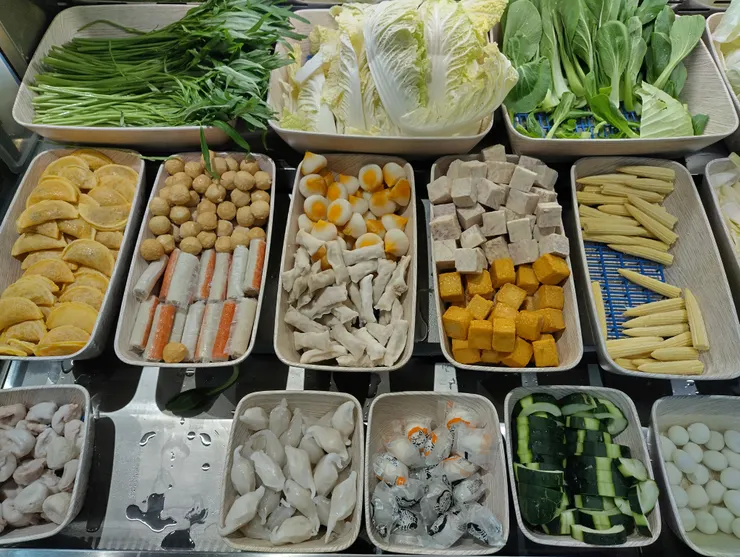 空心菜、大白菜、蛋餃、魚蛋、蟹肉棒、魚包蛋、燕餃、芋頭、角豆腐、魚餃、水晶餃、起司麻吉燒,芝麻麻吉燒、大黃瓜