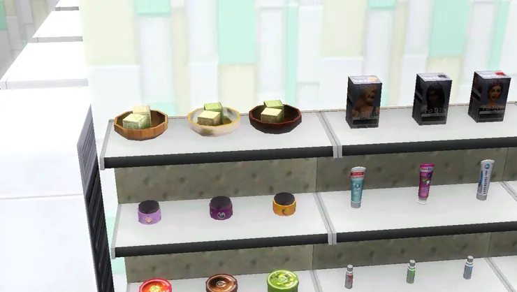 連貨架頂部也滿貨物。