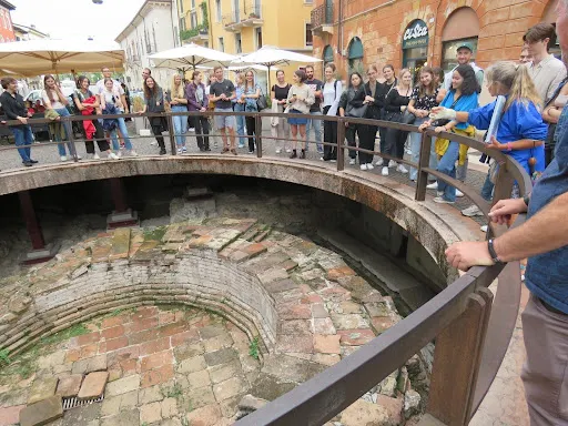 圓競技場旁邊,自地底下挖出城牆角塔樓遺跡