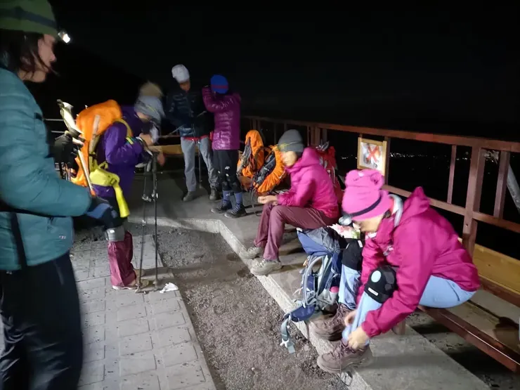 凌晨12：10出發，頭燈戴好、鞋帶綁好