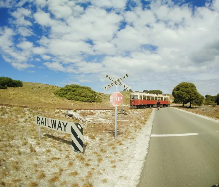 導覽行程的火車很可愛!經過時大家都會跟單車騎士揮揮手呢。