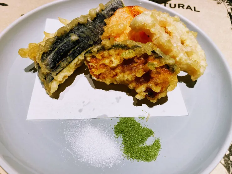 蔬菜天婦羅沾抹茶鹽吃