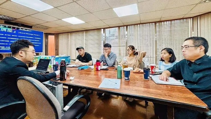 潘偉亷顧問 ( 左一 ) 與富堡工業 ( 8929 ) 管理團隊針對整體品牌運營及商業操盤策略進行詳細溝通引導討論。