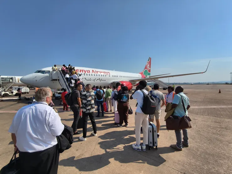 烏干達恩德培機場，走路上飛機，搭乘肯亞航空前往肯亞奈洛比。