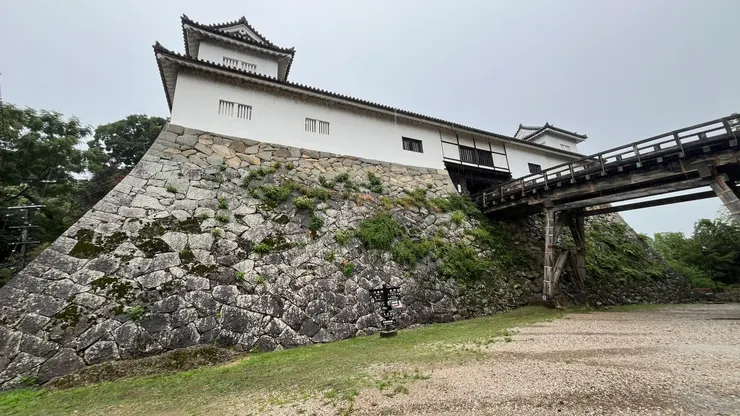 過橋才能進入,也算聰明設計。