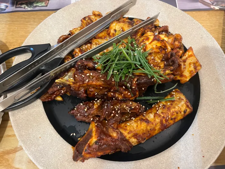 套餐主食：炒八爪魚和排骨。排骨肉燉得很爛，用剪刀很容易剔骨。這道口味偏鹹，適合包菜。