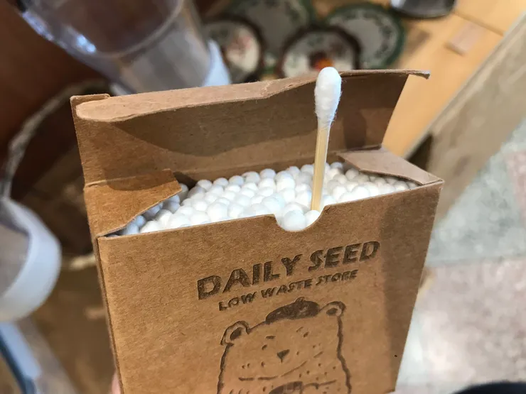 自有品牌---用竹子取代塑膠棒的棉花棒,怎麼會想到棉花棒作為自有品牌的品項之一XD,蠻有趣的