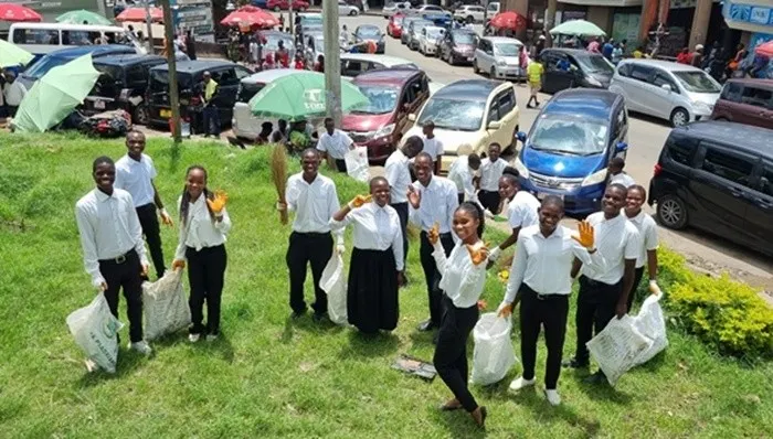 ▲ 新天地馬拉威地區聖徒於1月10日舉行的「第8屆光與鹽之日環境清潔志工活動」中合影留念。【照片提供：新天地馬拉威地區】