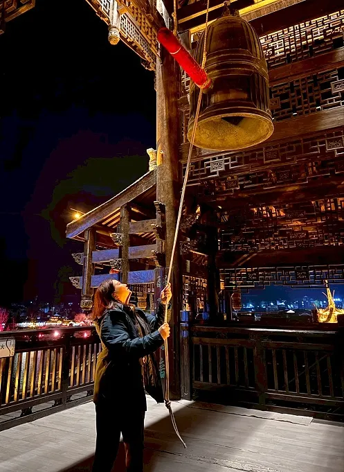 爬上一處鐘樓,可撞鐘祈福