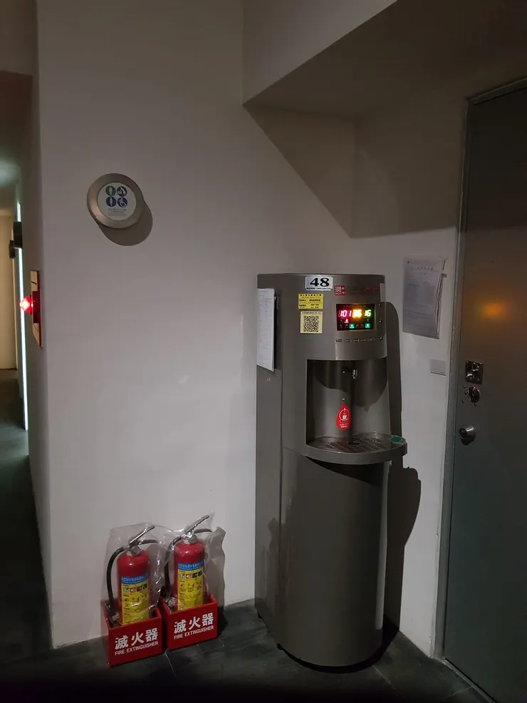 飲水機放置於1樓，並未提供紙杯，取用過程恐面臨難題。攝影：UX.Debugger。