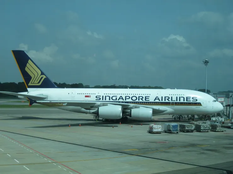 這是停在新加坡樟宜機場的新航空中巴士A380型客機!