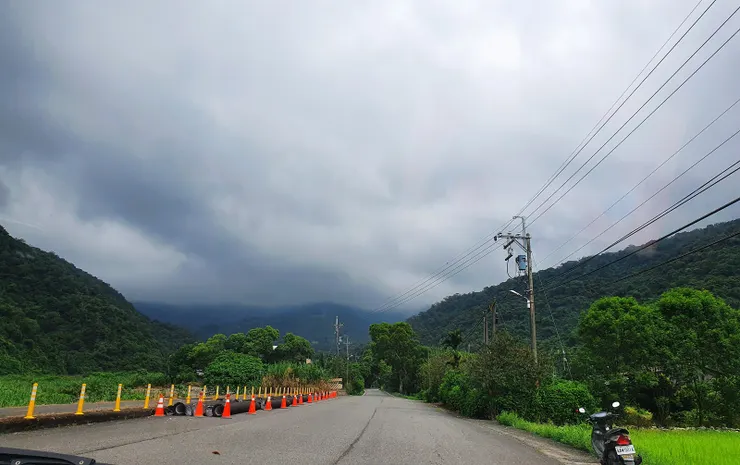 接駁車上看見即將起登的山頭的烏雲(心裡又不安了起來)