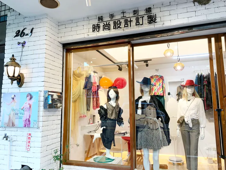 窗裡的穿搭與氣球，是我們最溫暖的日常風景。