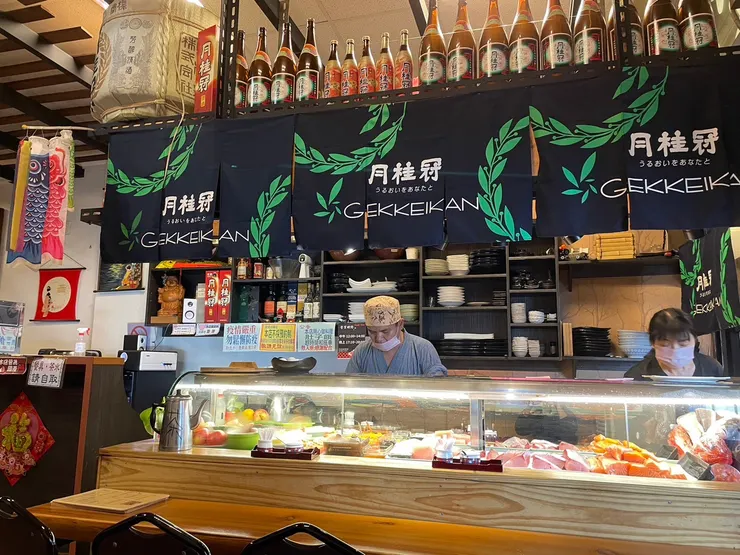 內場只有老板夫婦兩人，外場一人