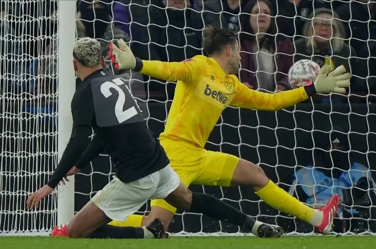 羅渣士撞射入網助阿士東維拉反勝2:1