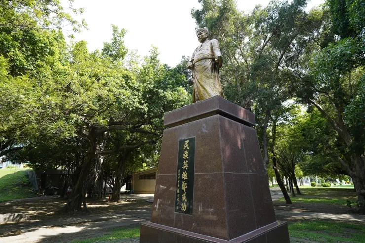 鄭成功銅像是中央公園內頗具政治色彩的物件（©陳坤毅）