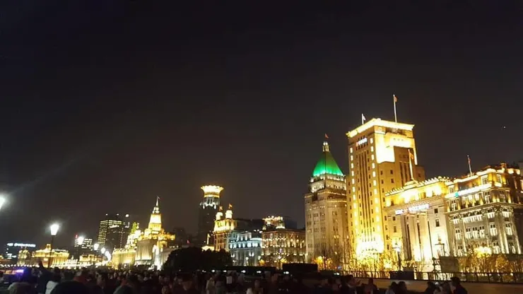 上海灘的夜景超美，我們去跨年的前一年因為發生夜店踩踏傷亡事件，所以那時候周邊交通控管派出大量的公安和軍人，而且沒有正式跨年活動避免意外