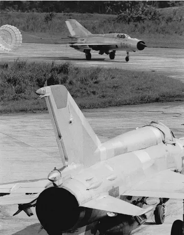 北越兩架米格21，遠處的是一架PFM型，近處的是MF型。由於可用機體數量不足，北越飛行員經常需要更換不同機號甚至不同版本的米格21，但有時也會造成一些習慣上的問題，特別是在高度仰賴習慣與反射動作的作戰中。