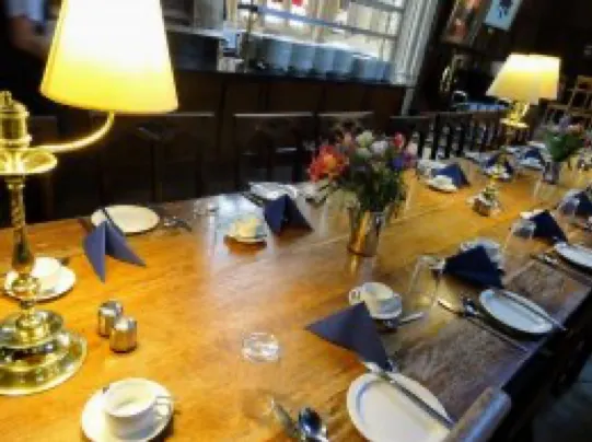 服務員已經把學生中午使用的餐盤準備好了。