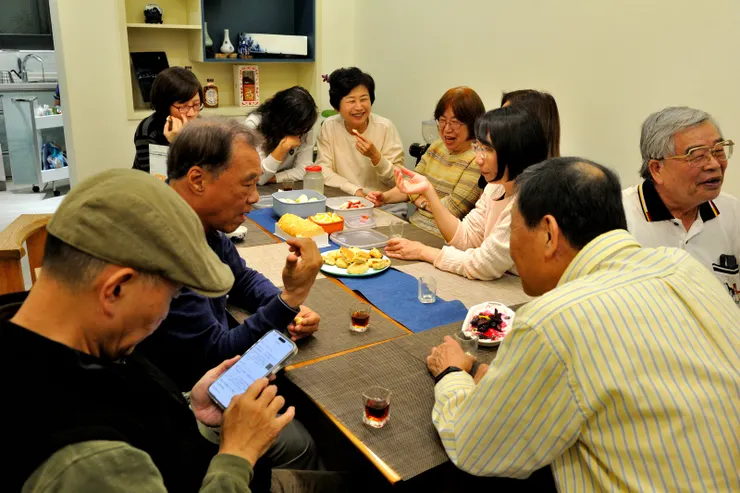 【燈光暖澄澄照耀著熱呼呼的歡樂！飯後咖啡、國寶茶、水果、甜點。】