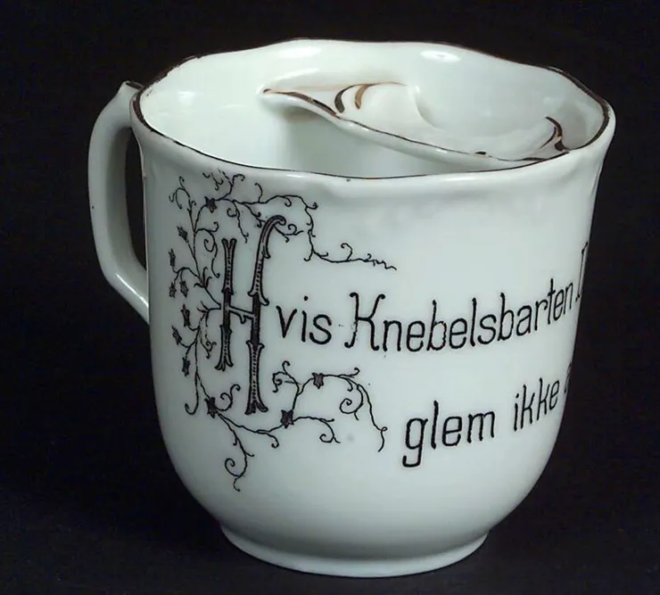 鬍子杯。圖片取自維基百科。