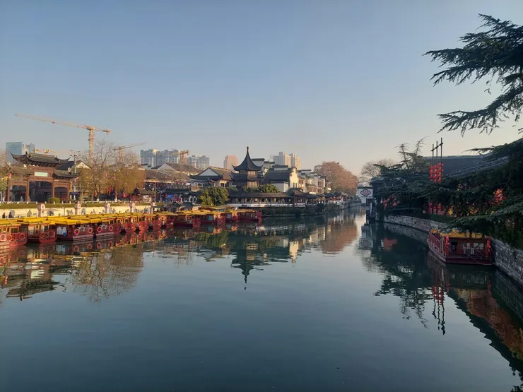 夫子廟商圈的古風建築及後面的塔吊