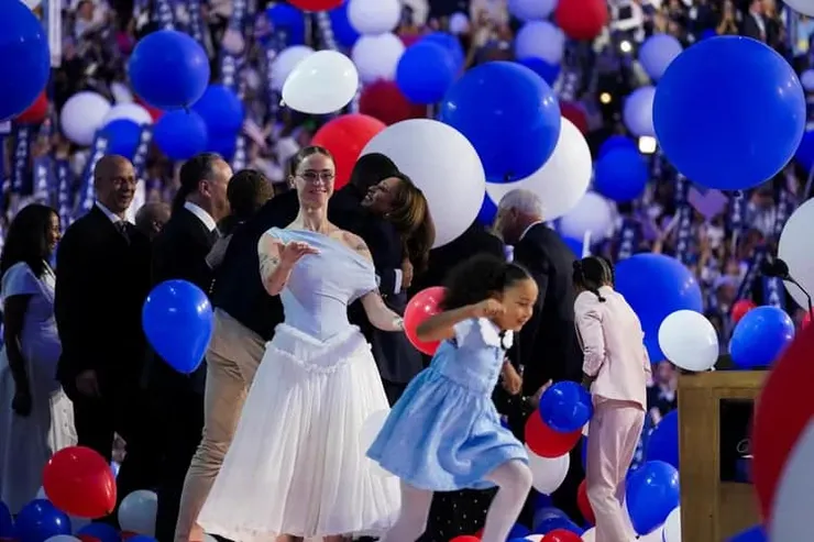 這身浪漫服裝配上這副文青眼鏡，有種說不出來的微妙感～