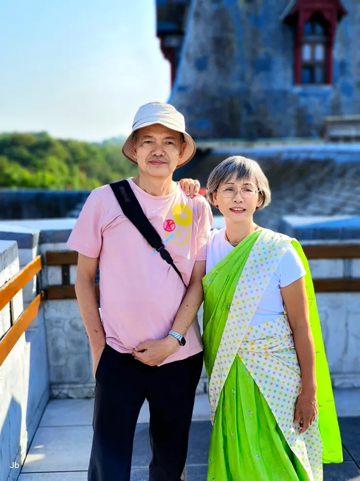 【世外桃源登螺旋爬梯從堡頂遠眺！老夫老妻在堡頂留影一張。】