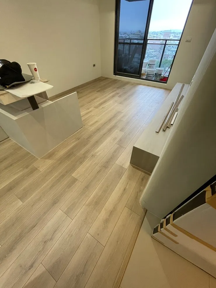 ▲ 淺色系的 Krono 木地板發揮了色彩的擴張效應，讓小客廳也能擁有一流的空間呼吸感。