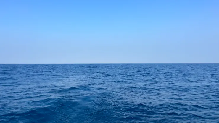 夢幻般的藍色，讓我想起了《海賊王》裡的迷霧