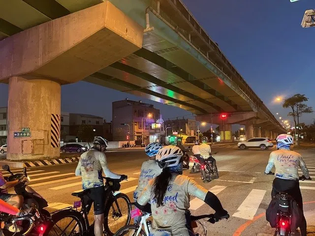 進入市區，天色已暗