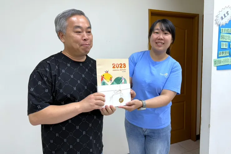 （圖說：大同小作所主任賴盈如(右)致贈見面禮予韓國身心障礙者家庭協會會長。）