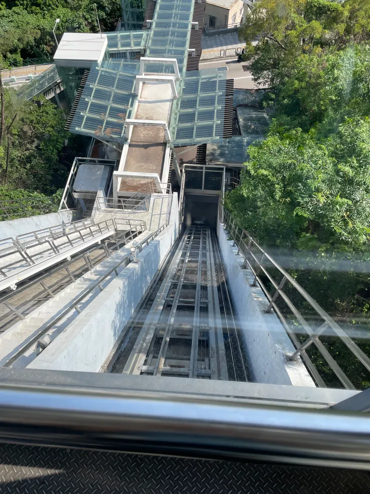 公車站牌旁的傾斜式升降梯。