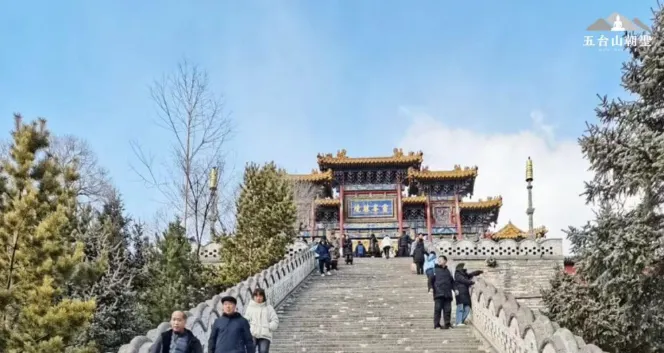 朝聖之旅從山腳出發，沿途經過莊嚴的寺廟與壯麗的山景，帶來心靈上的平靜與啟發。