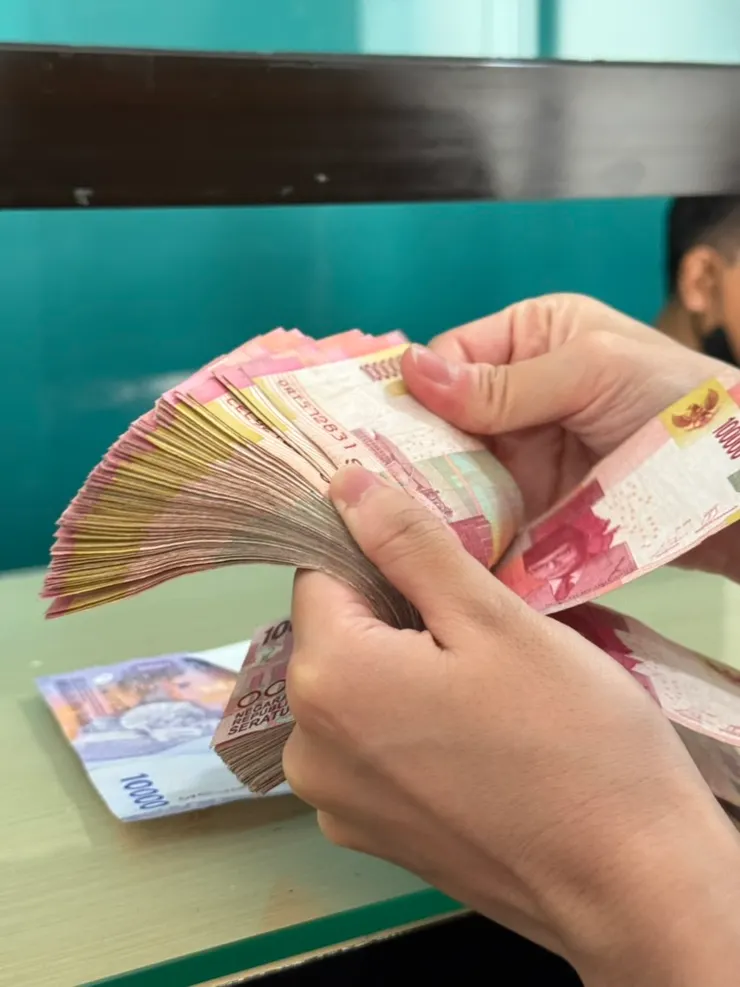 印尼盾面額非常大，在櫃檯多次清點鈔票