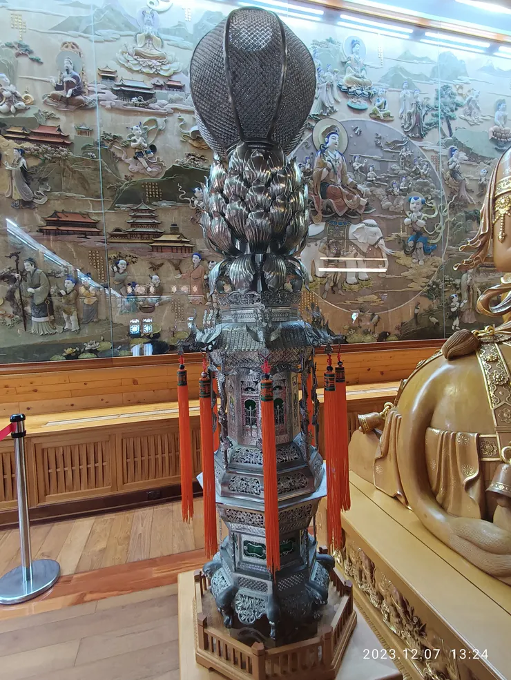 主殿佛供旁的立燈