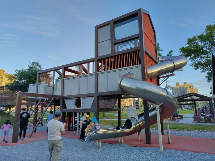 超高的旋轉溜滑梯