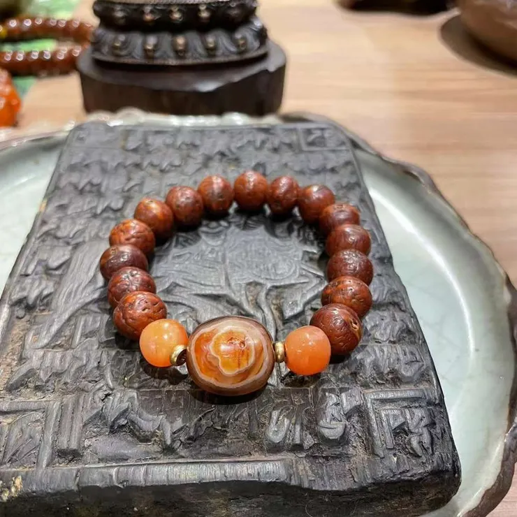 老纏絲瑪瑙(孤品:特殊雙眼中眼)搭配鳳眼菩提