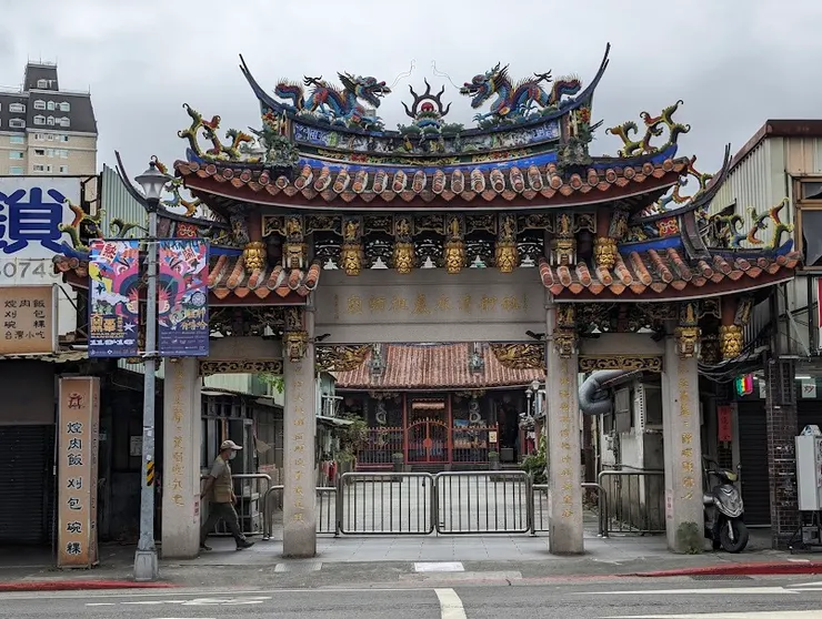 屋脊上交趾陶、剪黏工藝（圖片截圖於網路）