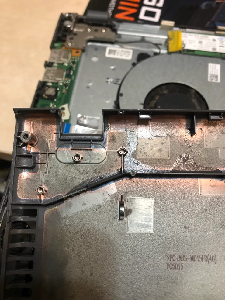 這邊是嚴重的進水處，不過是底部了，應該都是鍵盤上方滲留下來的。