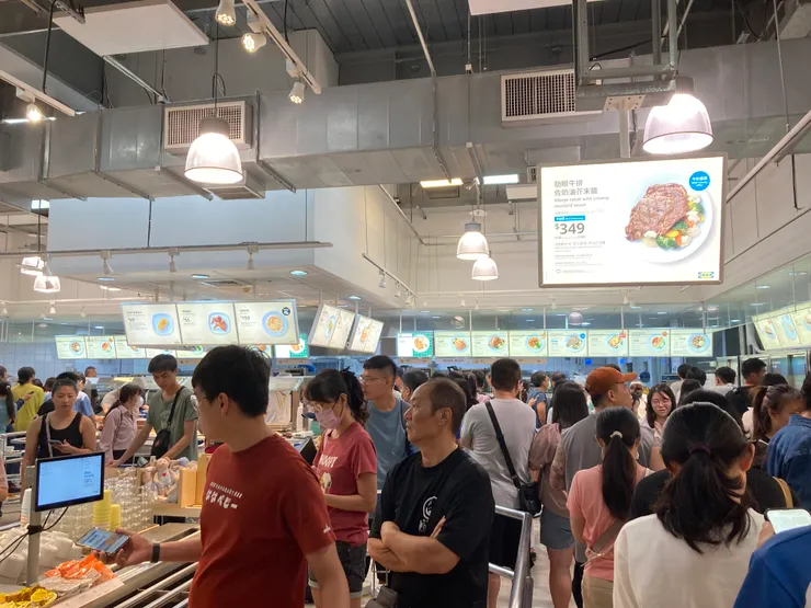 滿滿人潮需要排隊一陣子