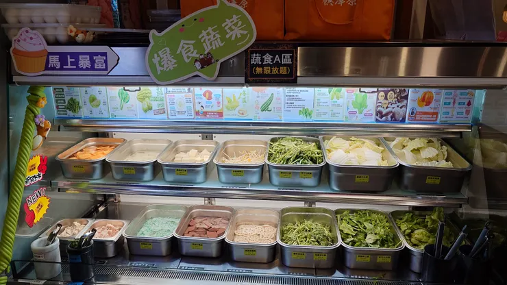 誠意十足的自助蔬菜吧。（攝影／陳宜彣）