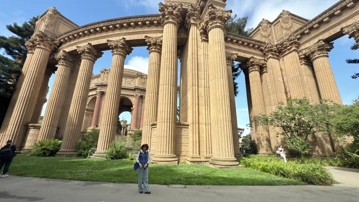 有羅馬和希臘影子的柱子