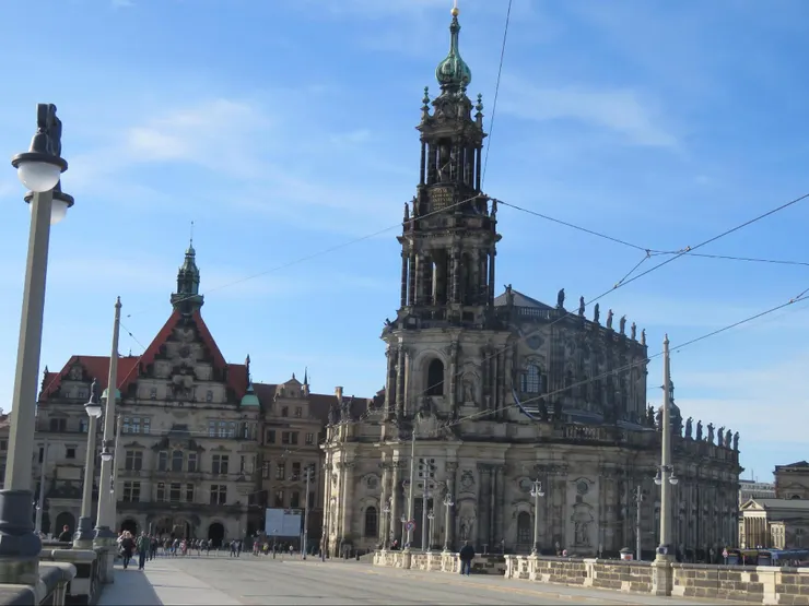 右側是德勒斯登大教堂,左邊是德勒斯登宮殿