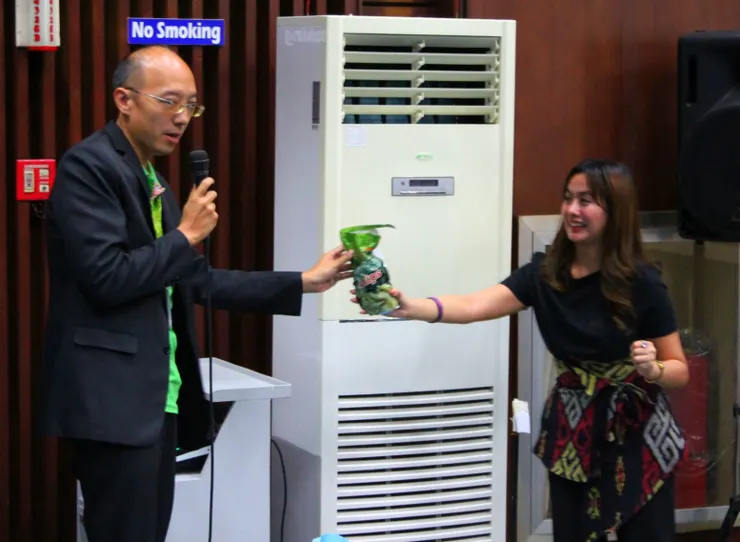 我就這樣跟人家要到了一包海草脆片