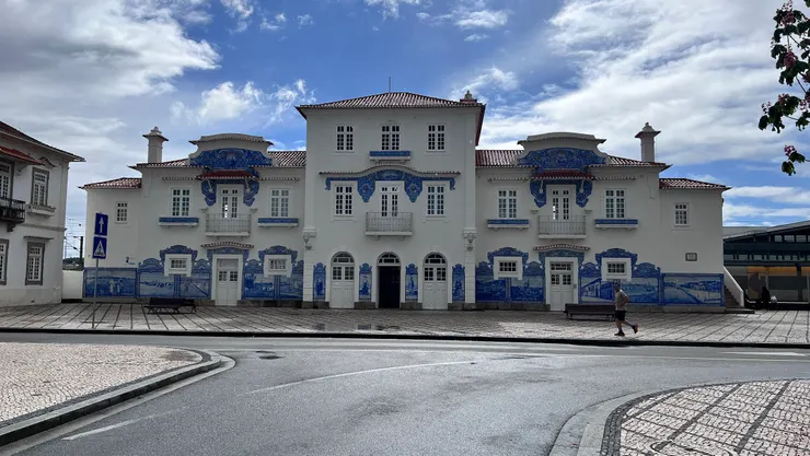 舊火車站外牆重新粉刷, 藍磁磚彩繪阿維羅意象。