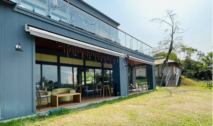 戶外用餐區前也有一片綠草,同時可悠閒眺望遠景。