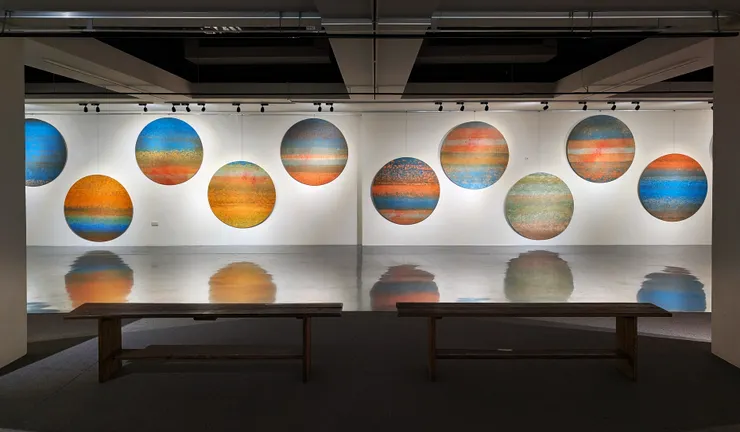 積吶虹光，《虹心球 (RHS)》，2019，壓克力顏料、紙。並非以對立為方法，而在高度分裂的時代創造了一個可停留的和解場域。Gina Hong Guang, Rainbow Heart Sphere (RHS), 2019, acrylic on canvas and paper.Not using opposition as a method, she creates a space of reconciliation in an era of profound division.